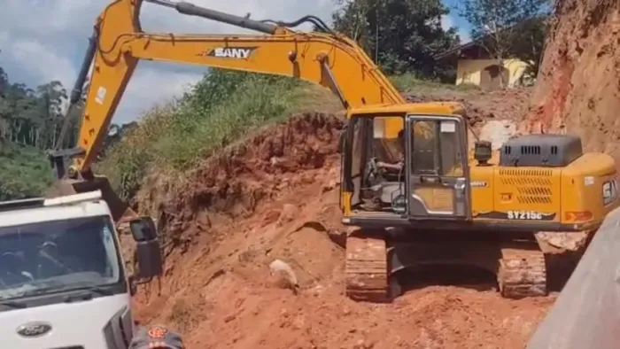 ESCAVADEIRA HIDRÁULICA SANY SY215C - POUCO TRABALHADA