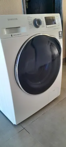 Máquina de lavar roupas lava e seca