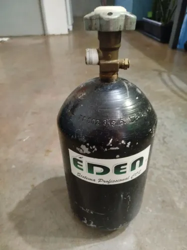 Cilindro CO2 + válvula de topo + manômetro + difusor CO2 + válvula ajuste fino (2 saídas)