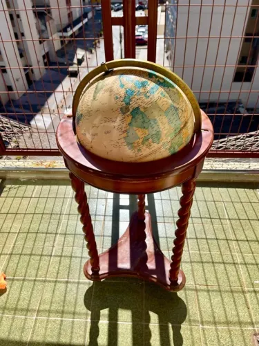 Globo Vintage Terrestre de Piso Clássico com Suporte em Madeira Maciça Trabalhada