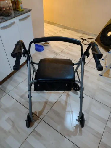Andador adaptável para idoso