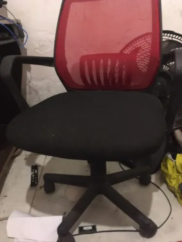 Cadeira de escritorio vermelha com encosto mesh