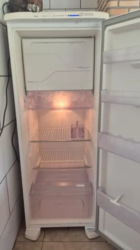 Geladeira eletrolux frostfree semi nova