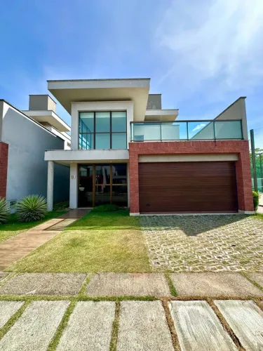 Casa em Condomínio Fechado de 03 Suítes Sendo um Master com Amplo Closet Com Acesso ao Sho