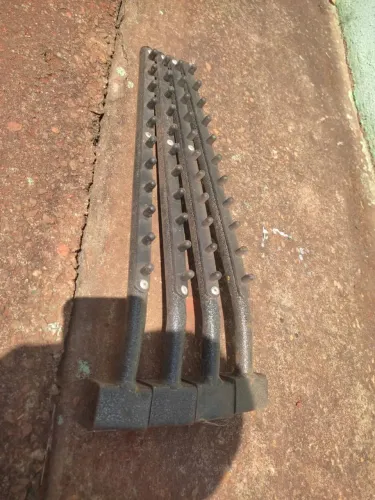 Cabides expositores com pinos para lojas, feiras e exposições. Ideal para mostruário.