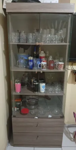 Cristaleira semi nova já vai de brinde algumas taças.zap *