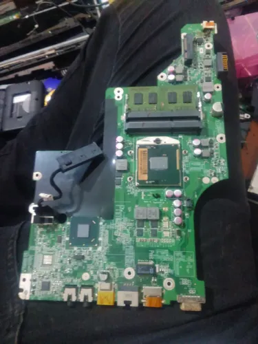 Placa mãe notebook usada com CPU Intel core I3-2330M e memória RAM 2gb pra vender rápido 