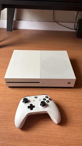 Xbox One S - 1Tb - controle original (funcionando)