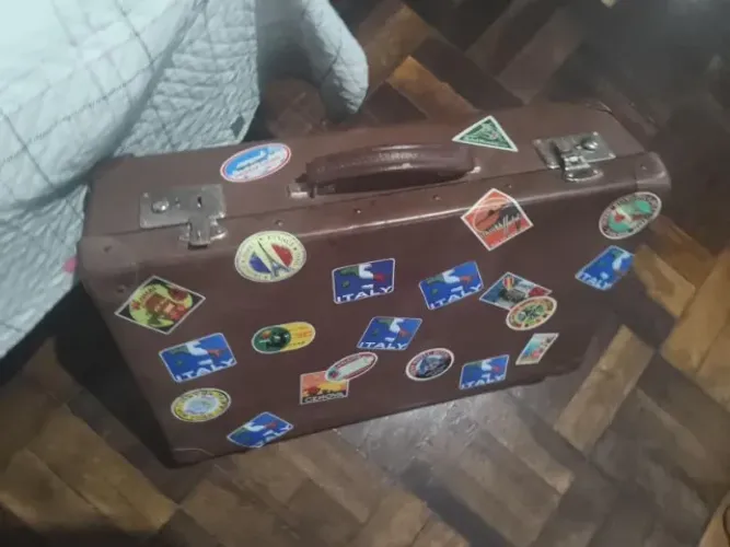 Mala Antiga Vintage Rígida Marrom com Adesivos Decorativos - 55 cm