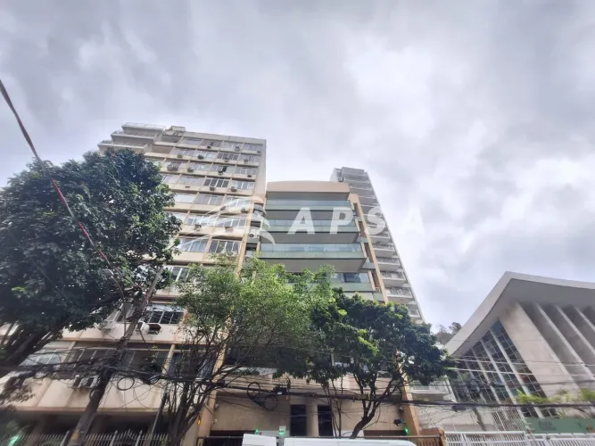 EXCELENTE APARTAMENTO, DE FUNDOS, SILENCIOSO, CLARO, AREJADO, 75M2. COMPOSTO POR: VARANDA,