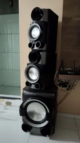 Som com amplificador e seis caixas 
