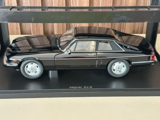 Miniatura Jaguar Xj-s 1976 Autoart 1:18