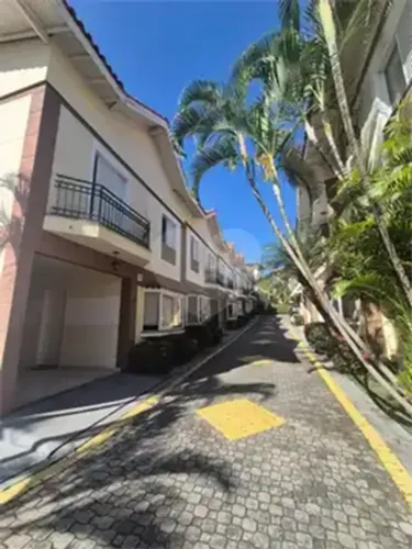 Casa à venda  em Condomínio Fechado com 3 quartos   A 5 Minutos do Metrô Tucuruvi!