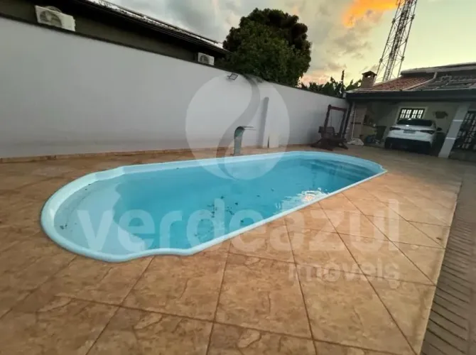 Chácara com 500m² com 3 quartos, suíte, closet, piscina em Hortolândia-SP.