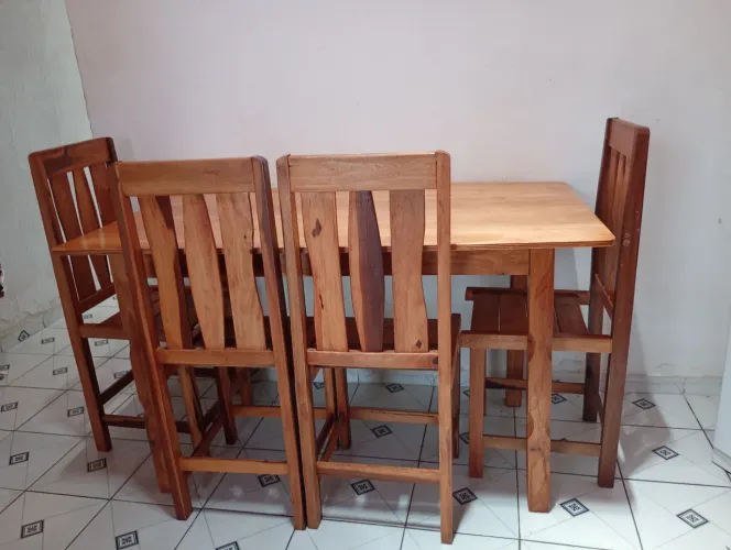 Mesa de madeira com 4 cadeiras
