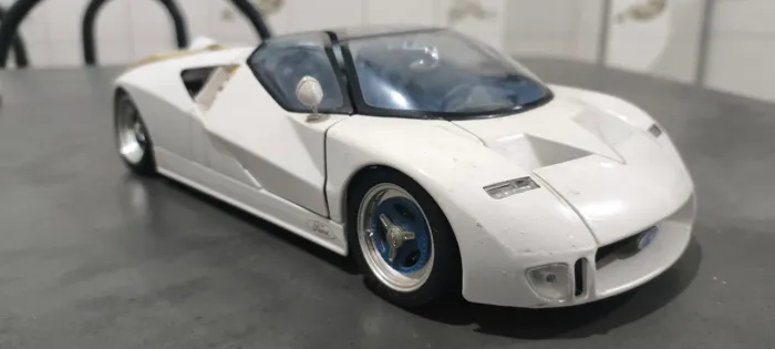 Ford GT90, marca Maisto (escala 1:18)