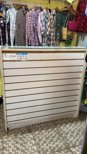 Disponível em ótimo estado, bastante espaçoso, quatro divisórias pra guardar mercadorias