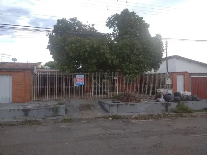 Casa à venda de 3 quartos com casa adicional