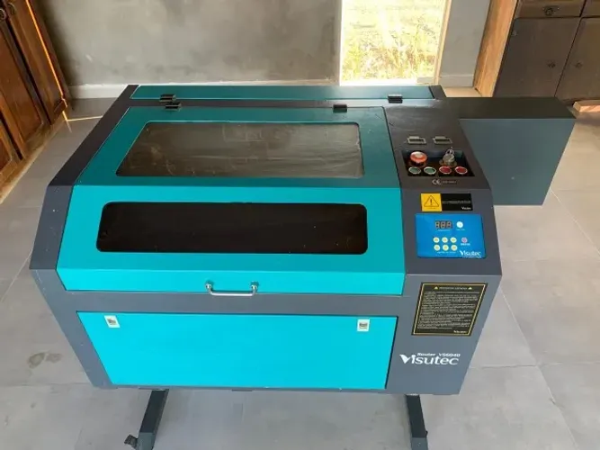 Máquina Router Laser CNC VS6040 Corte e Gravação Completa 60x40cm 60W Com Eixo Rotativo