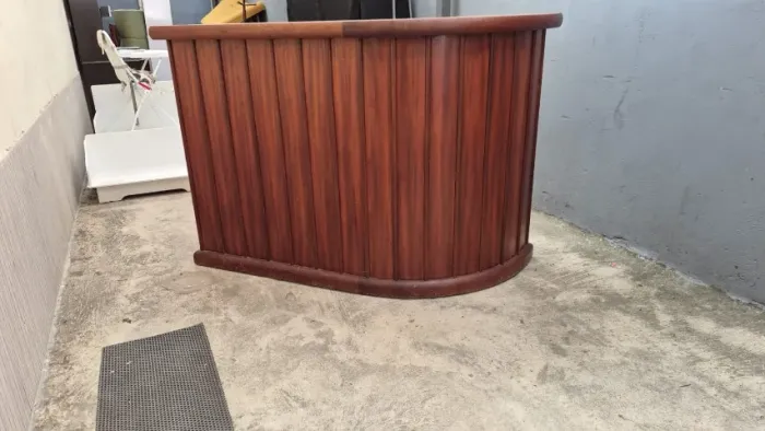 Bar com 2 bancos em madeira maciça 1,60x0,7x1,10m