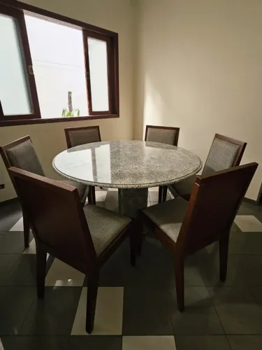 Cadeiras de madeira maciça com estofado cinza