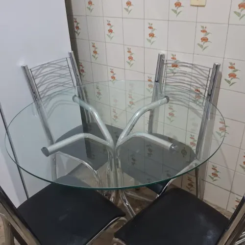Vende-se linda mesa de vidro com 4 cadeiras estufada.