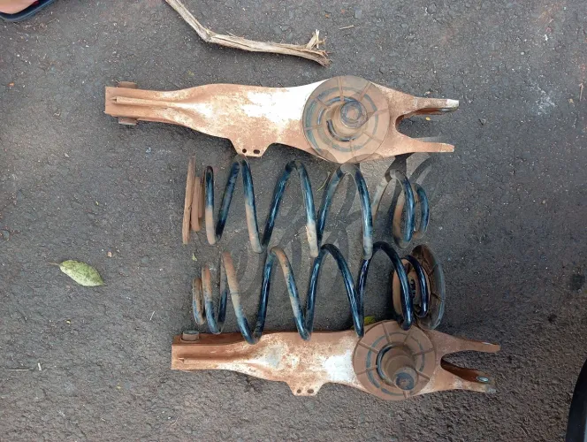Par de Braços Suspensão Traseira + Molas Chevrolet Malibu 2.4 2010-2012