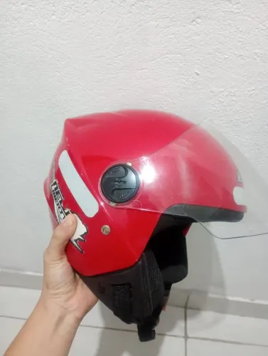 Capacete semi novo