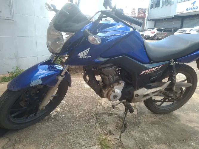 Moto único dono bem conservado IPVA 2026 pago só pegar e andar sem defeito. Sou bm zeloso