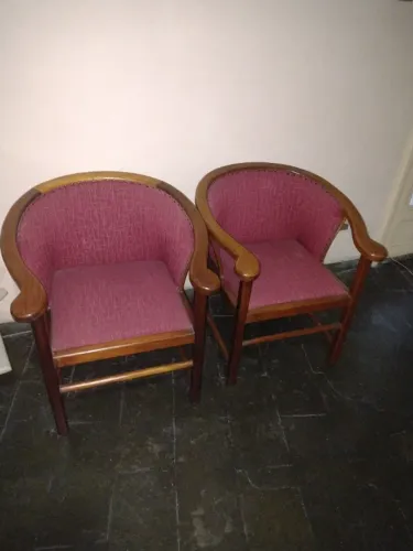 Duas cadeiras para sala em bom estado