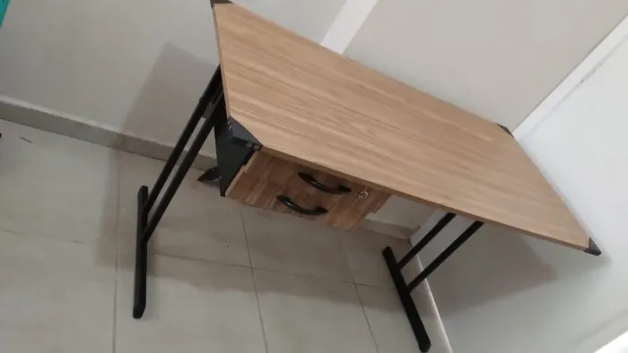 Escrivaninha com gaveta e chaves