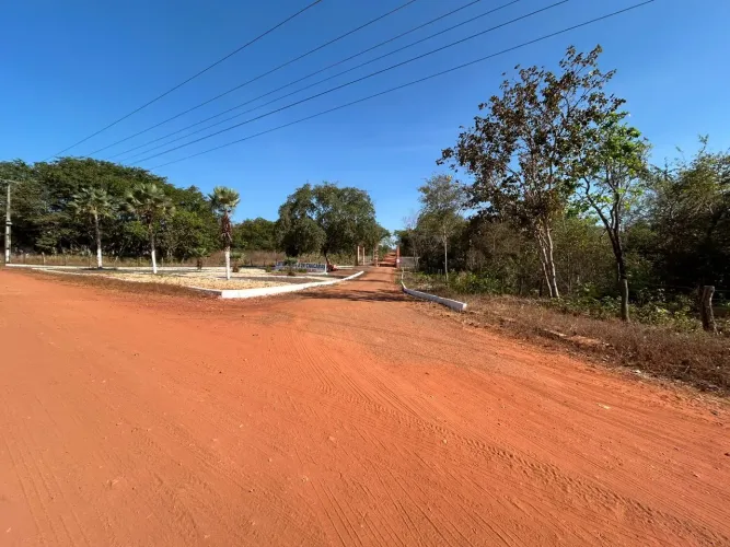 VENDE-SE TERRENO NO CONDOMÍNIO DE CHÁCARAS TEREZA CARVALHO.