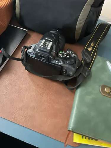 Nikon D5600 Kit Completo (Lente, Bateria e Bolsa)