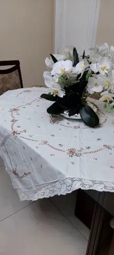 Toalha de mesa bordada à mão
