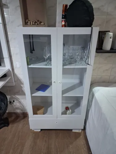 Armário Cristaleira Branco com Portas de Vidro e Prateleiras