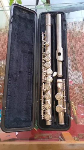 Flauta Yamaha YFL-211 em Excelente Estado - Revisada - Completa