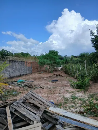 Vendo terreno grande com um lado amurado.