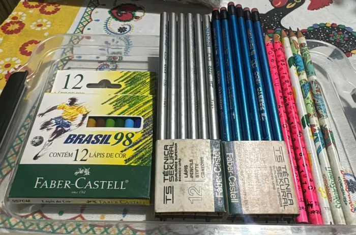 Kit escolar antigo 26 lápis + 2 mini caixinhas lápis de cor + 3 lapiseiras