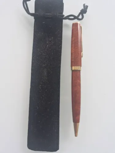 Caneta tiffany corpo madeira detalhes em ouro