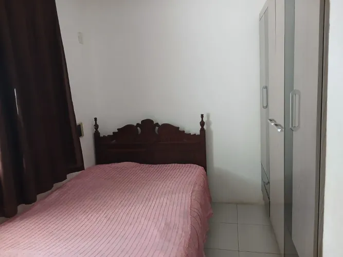 Aluga-se casa mobiliada (para moça)