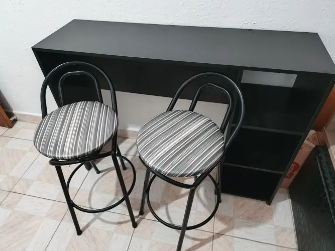 Conjunto de Mesa/Bancada Preta com 2 Banquetas!