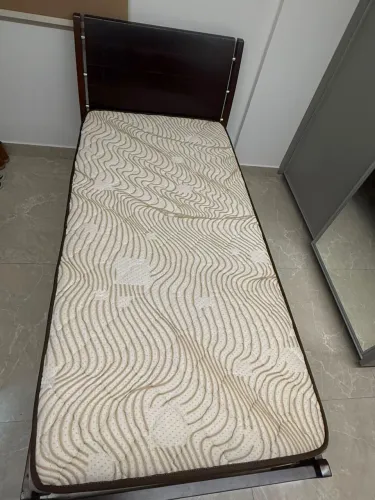 Cama + Colchão seminovos (0,88cm por 1,88cm)