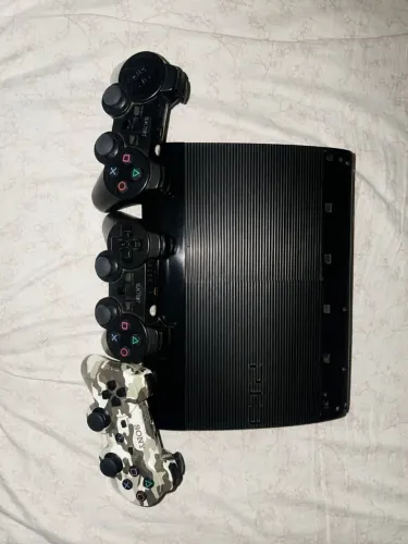 PS3 desbloqueado com 3 controles.