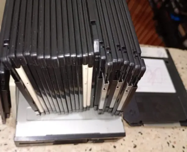 25 disquetes retrô e 1 floppy de disquete
