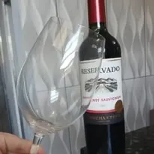 Vinho Tinto Concha Y Toro Com Uma Taça
