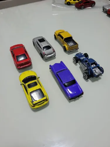 Carrinhos em miniatura, usados