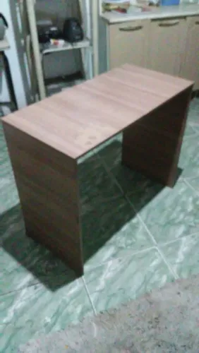 MESA SIMPLES DE MADEIRA MINIMO DETALHE ENCIMA E UM LADO PE MAIS GASTO NO.MAIS ESTA FIRME