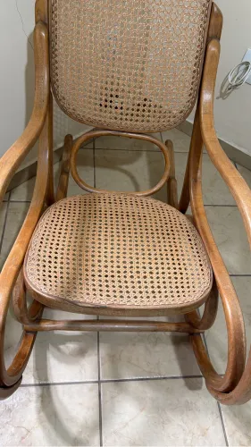 Cadeira de balanço modelo austríaca 