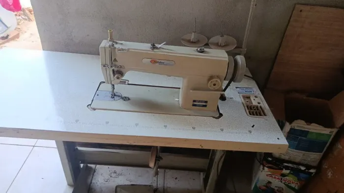 Máquina reta em perfeito estado de funcionamento por 1000 reais