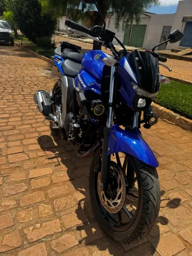 Moto única sem detalhes. Chama *25
